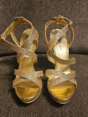 Fioni Night Women's Gold Glitter Strappy 4" Heeled Sandals